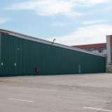 Nei pressi dei palazzi si trova una zona molto ampia, in cui sono alloggiati diversi hangar, gli stessi che venivano utilizzati un tempo per il ricovero e la manutenzione dei velivoli